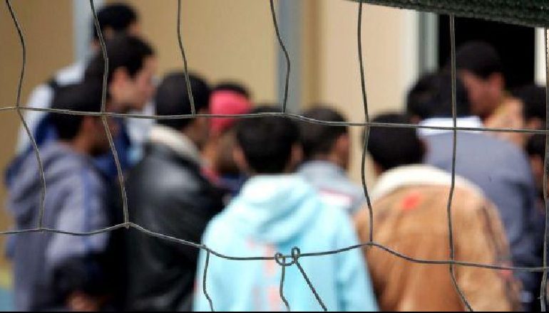 “PLASIN” SHKOPINJTË DHE THIKAT/ Fëmijët SHQIPTARË përleshen me pakistanezët. Sharjet etnike…