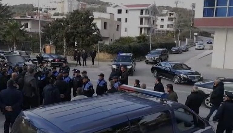 OPOZITA NË PROTESTË/ Rama nuk shkon në parlament, takim me qytetarët në Lushnje