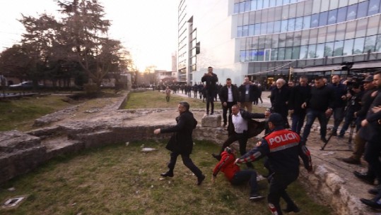 PROTESTA E OPOZITËS PARA PARLAMENTIT/ Sulmohet nga militantët e opozitës ministri Klosi (VIDEO)