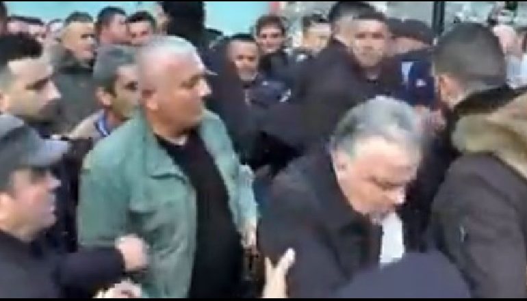 PROTESTA PARA PARLAMENTIT/ Militantët sulmojnë deputeti Paulin Sterkaj
