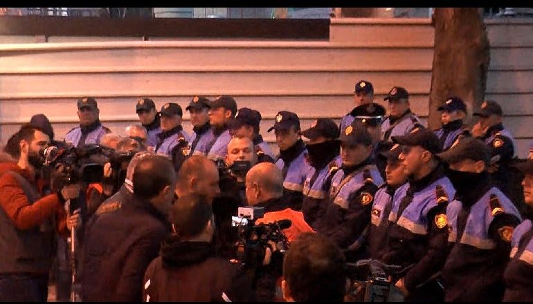 TENSIONOHET SITUATA/ Protestuesit godasin policët me bojë dhe gurë