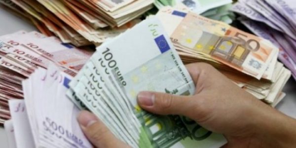 NIVELI MË I LARTË I REGJISTRUAR/ Kursimet e shqiptarëve arrijnë në 4 miliardë euro