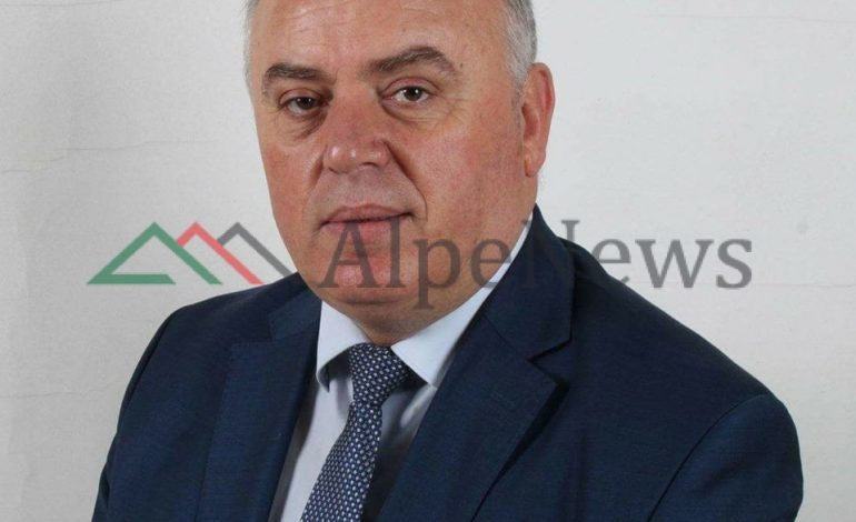 “PO DËRGONTE TË ËMËN NË SPITAL”/ Ja kush është ish-drejtori i AKU-së që ra në kanal me makinë (EMRI+FOTO)