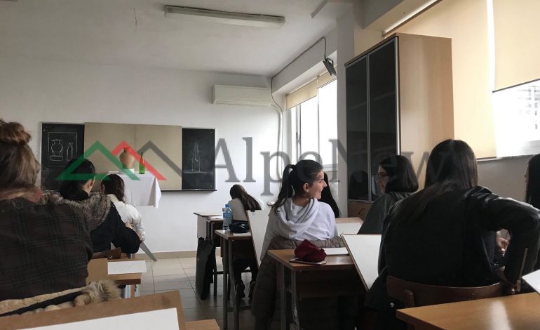 MERR FUND “MAKTHI” I BOJKOTIT/ Studentët e Arkitekturës i rikthehen mësimit…të lumtur (FOTOT)