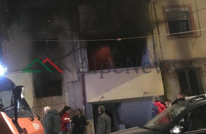 E FUNDIT/ Zjarr në një apartament në Tiranë. Dyshohet se ka... (PAMJET)