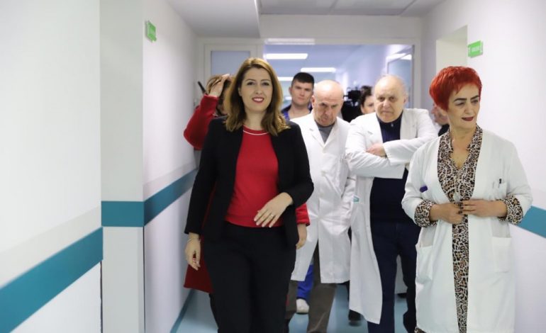 URGJENCA E RE/ Manastirliu në QSUT: Regjim të ri në spitale, s’do lejohen familjarët në urgjenca