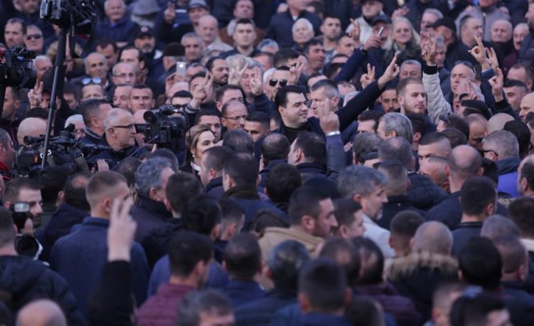 “KJO LUFTË DO PËRFUNDOJË…”/ Basha ka një mesazh një ditë pas protestës: Beteja që kemi nisur…