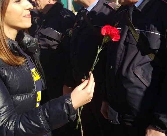 TRËNDAFILA TË KUQ PËR POLICËT/ Të rinjtë e PD tentojnë të manipulojnë: Hiqni kapelën dhe… (FOTO)
