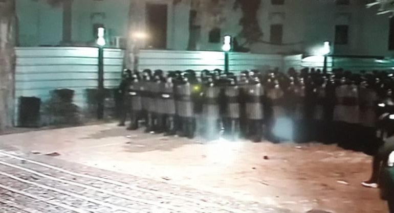 DHUNA PARA KUVENDIT/ Degradon protesta e opozitës: Do i q*më ropt policisë dhe Kuvendit