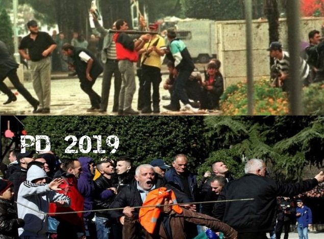 FOTO EPIKE/ Militanti që sulmon kryeministrinë me shtizë, njëlloj si në 1998 kur PD qëllonte me…