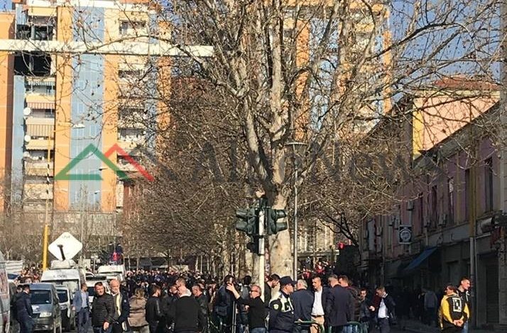 PROTESTA E OPOZITËS PARA KUVENDIT/ Pamjet e para. Çfarë po ndodh jashtë selisë BLU