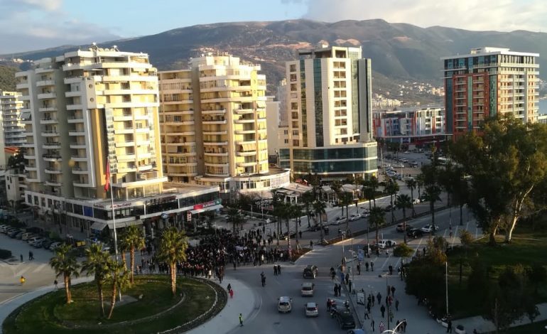 FOTO LAJM/ Kur fuqia e madhe e OPOZITËS arrin të mbledhë vetëm 70 veta. Ja si “RRËZOHET” Rama