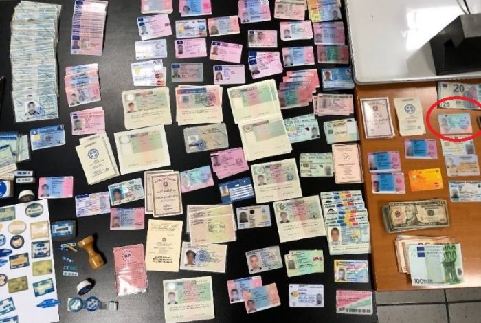 FALSIFIKONIN DOKUMENTET NË GREQI/ Në pranga organizata kriminale, sekuestrohen pasaporta shqiptare (FOTO)