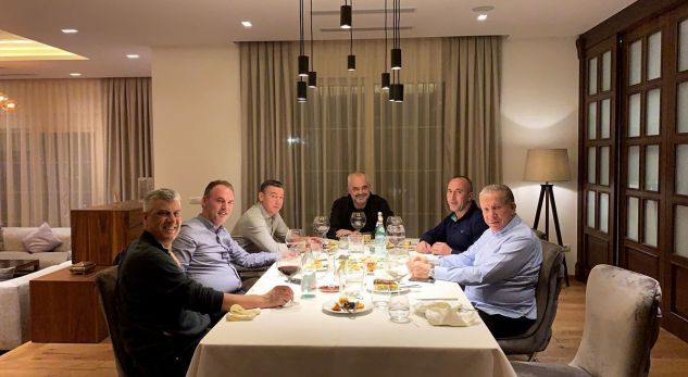 FOTOLAJM/ Rama vizitë të papritur në Prishtinë, mbledh në shtëpinë e Thaçit gjithë liderët e Kosovës