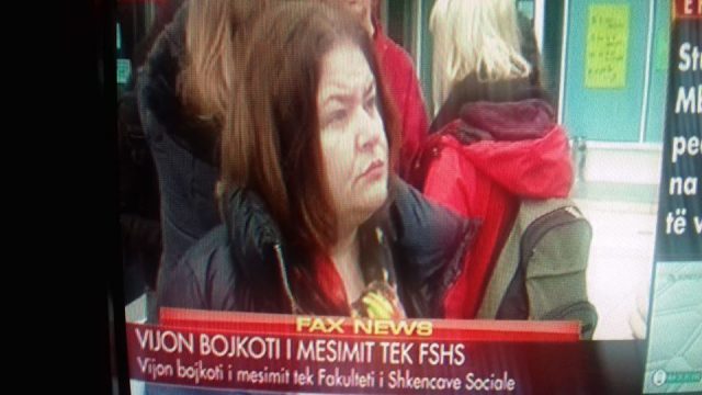 PROTESTA E STUDENTËVE/ Të rinjtë demaskojnë pedagogen greviste: Ke bërë pazar librash, na ke…