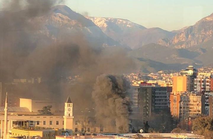 E FUNDIT/ Zjarr pranë SAHATIT në Tiranë. Dyshohet se një lokal…
