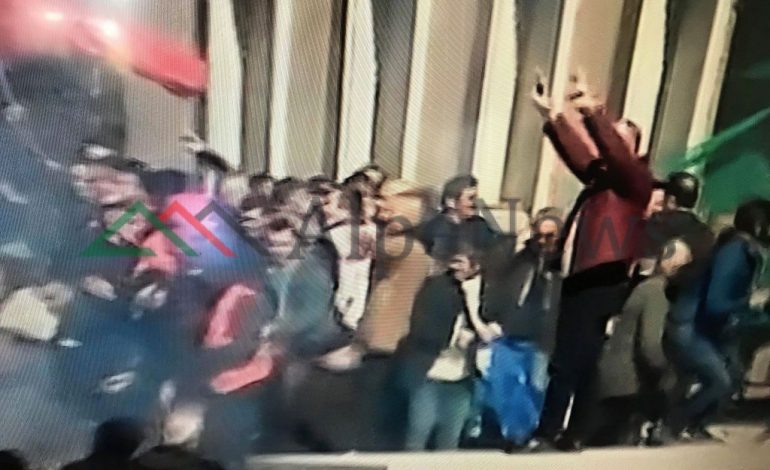 PROTESTUESIT PËRLESHEN ME POLICINË/ Tentohet hapja e dyerve të Kryeministrisë