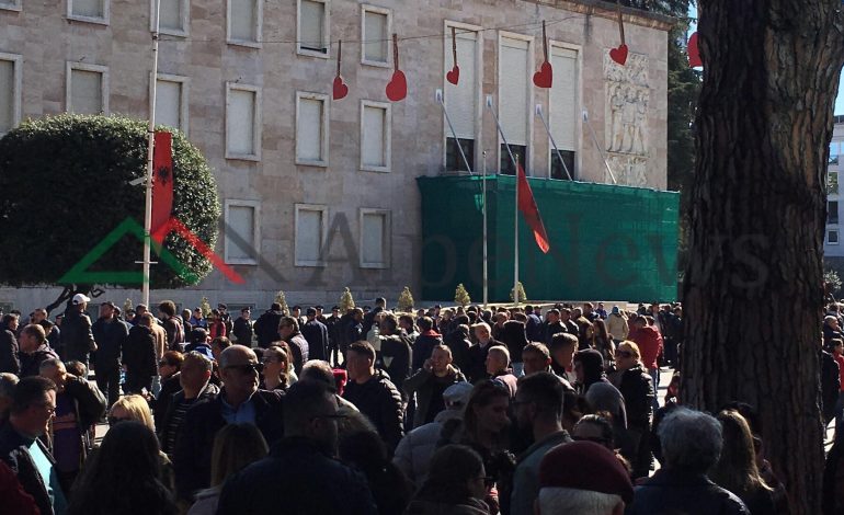 PROTESTA E OPOZITËS/ Policët e rreshtuar para kryeministrisë mungojnë policet femra (VIDEO)