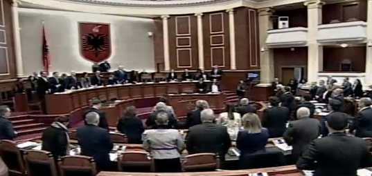 “TRAGJEDIA NË MAQEDONINË E VERIUT”/ Kuvendi mban një minutë heshtje