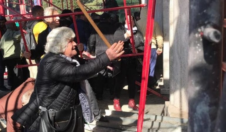 PËRSHKALLËZIMI I PROTESTËS/ Pamjet që nuk u panë: Përleshja kur protestuesit tentojnë të SULMOJNË kryeministrinë (VIDEO)