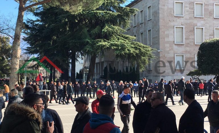 PROTESTA E OPOZITËS/ Pamjet e para ja çfarë po ndodh para kryeministrisë (FOTO)