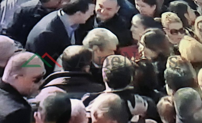 PROTESTA PARA KUVENDIT/ Sali Berisha i jep “SINJALET” Bashës. Bisedojnë dhe… (FOTO)