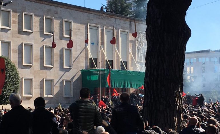 PROTESTA E OPOZITËS/ Protestuesit hedhin shashka dhe çajnë kordonin e policisë (FOTO)