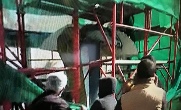 16 SHKURTI/ Pas derës së Kryeministrisë, militantët shkatërrojnë instalacionin (kërpudhë) FOTO