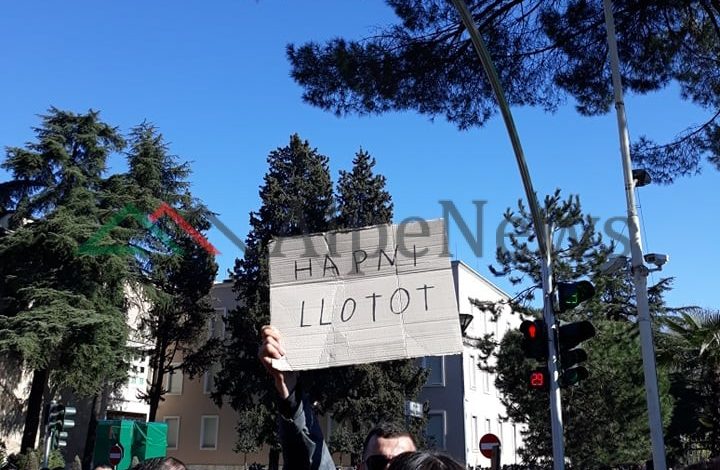 “HAPNI LLOTOT”/ Thirrja e qytetarëve në protestën e opozitës: Kemi besim se… (FOTO)