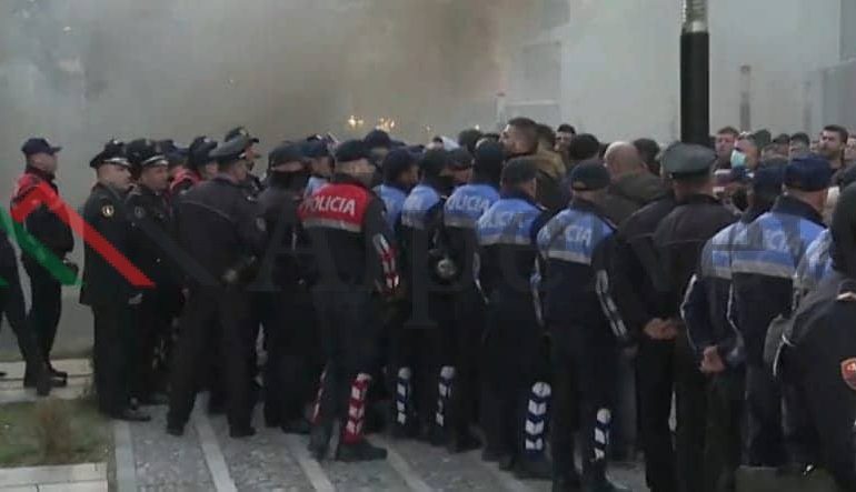 E TURPSHME/ Protestuesit sulmojnë me SENDE TË FORTA Policinë e shtetit
