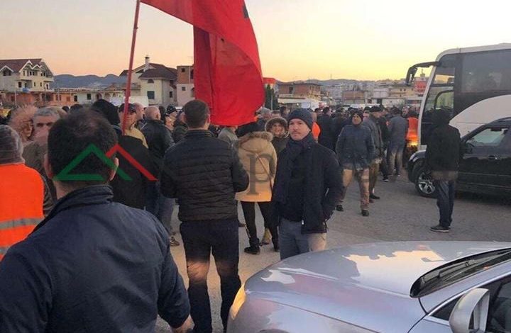 XHELAL MZIU FILLON “NXEMJEN” PËR PROTESTËN/ “Delegon” vartësit e tij me flamur tek Astiri (FOTO)