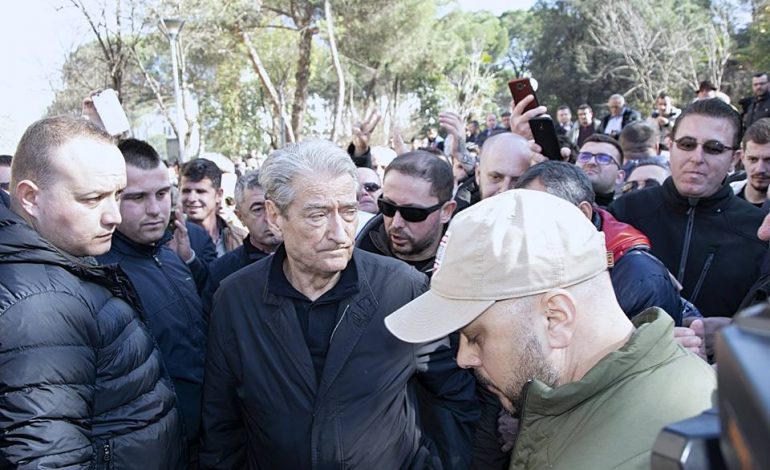 PROTESTA E 20 SHKURTIT/ Gazetari pranë PD-së: Nesër merrni me vete edhe arkivolët!