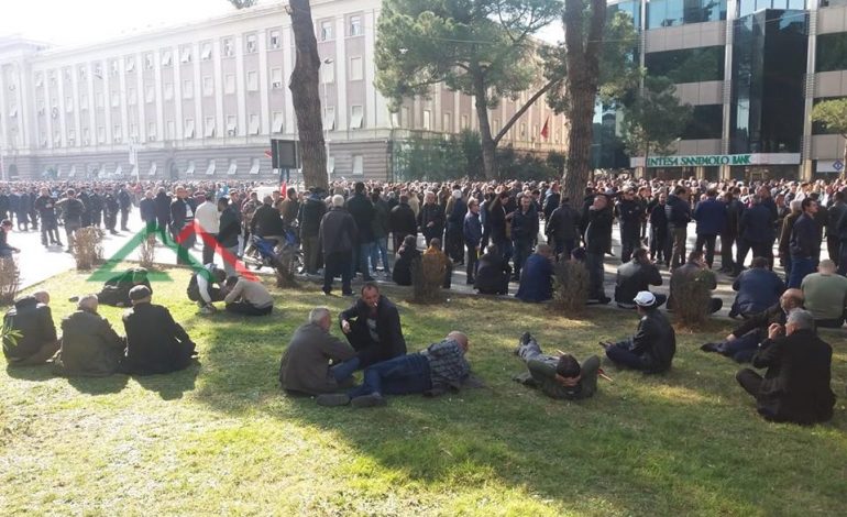 FOTOLAJM/ Si proteston opozita pas djegies së mandateve. Shtrirë, barkas dhe “me poza”