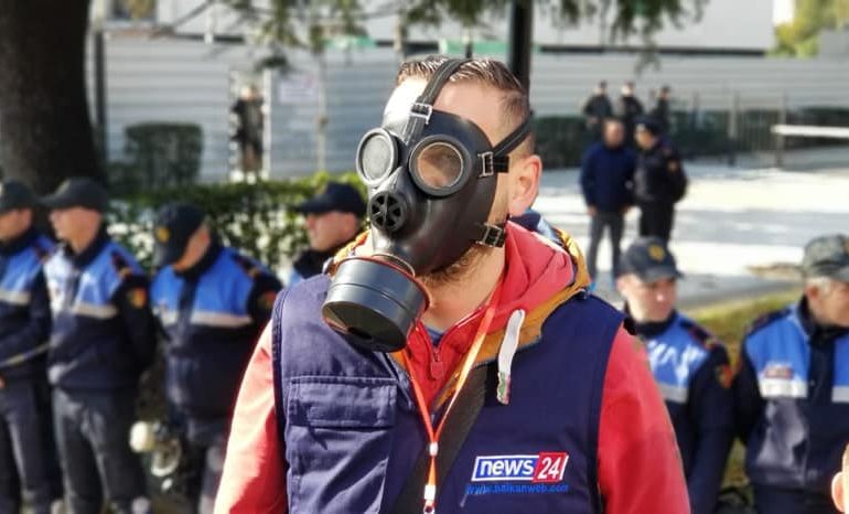MASAT PËR PROTESTËN/ Gazetarët pajisen me maska kundragaz
