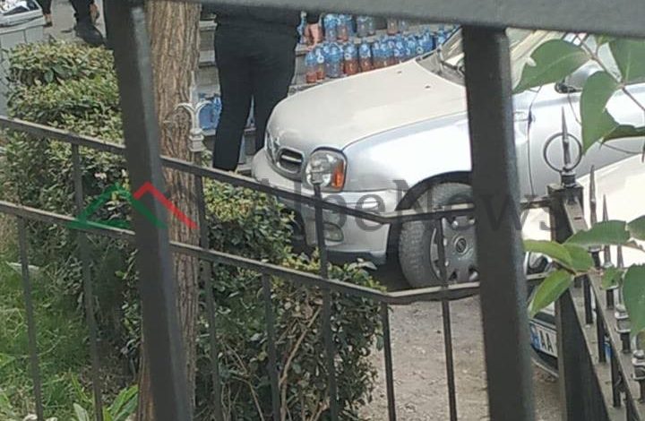 SHISHET QË “ZBARKUAN” NË OBORRIN E PD/ Me benzinë për ti vënë zjarrin Parlamentit gjatë portestës?! (FOTO)