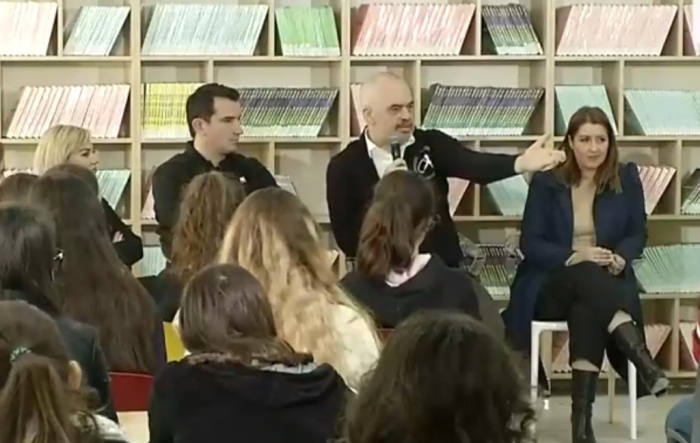 “JO VESHE ATLETE JO DOLE PA PANTALLONA”/ Rama studentëve: Nxirrni nga shtëpia…