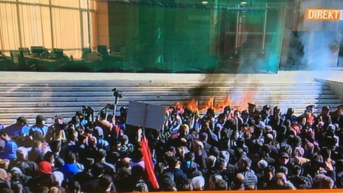 DHUNA DUKET “SHESHIT”/ PD mohon shkatërimin para Kryeministrisë: Protesta…