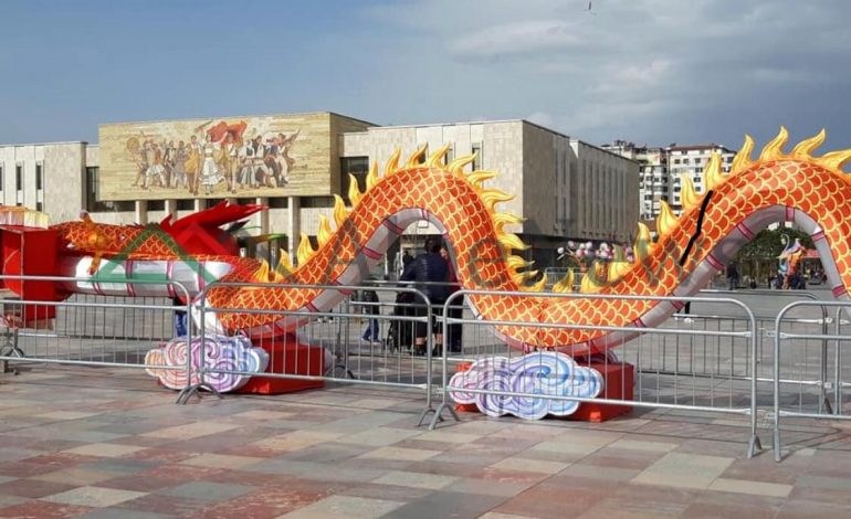 Erërat e forta shqiptare përmbysin “Kinën” në “Sheshin Skënderbej” (FOTO)