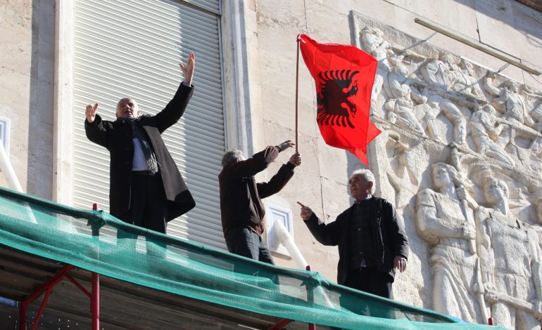 PROTESTA/ Shtohet numri i të arrestuarëve, midis tyre 80 vjeçari që hipi mbi skelë