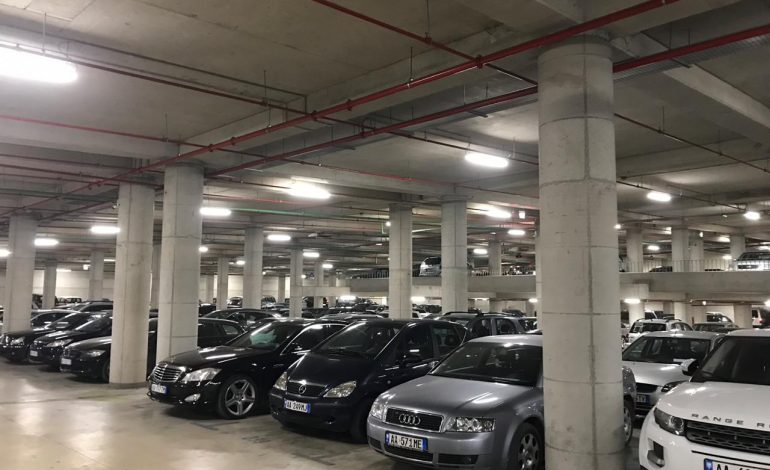 KUNDËR QEVERISË PËR “VARFËRINË”/ Protestuesit e PD nga rrethet mbushim parkingun e Lali Erit me makina luksoze