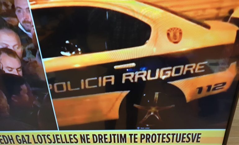 PROTESTA/ Protestuesit nuk njohin LIMITE. Thyejnë XHAMAT e makinës së policisë
