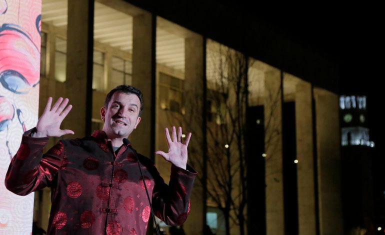 VELIAJ SJELL VITIN E RI KINEZ NË TIRANË/ Ja si vishet kryebashkiaku (FOTO)