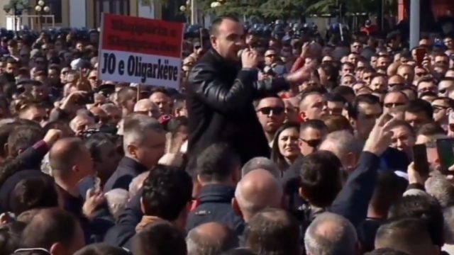PROTESTA/ Çuni i Fahriut rikthen parullën e ballistëve: Shqipëria e shqiptarëve jo e tradhëtarëve
