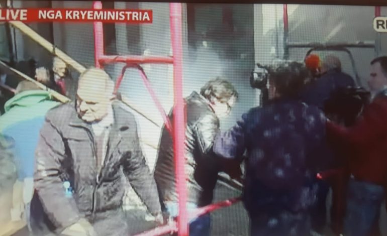 PROTESTUESIT ÇMONTOJNË SKELËN E KRYEMINISTRISË/ Basha: Policia të mos na provokojë