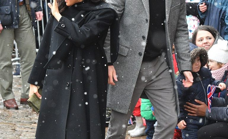 SFIDOJNË TEMPERATURAT/ Meghan dhe Harry shfaqen bashkë në Bristol dhe duken…të mrekullueshëm (FOTO)