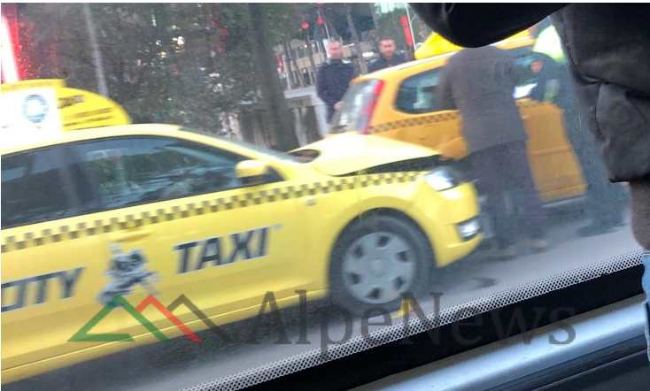 “U BËNË PËRSHESH”/ Aksident i rëndë në Tiranë, fuoristrada “merr para” DY taksi (FOTO)