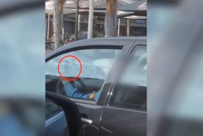 ME TELEFON NE DORË DHE NË KORSINË E GABUAR/ Gjobitet efektivja e policisë, u denoncua nga…