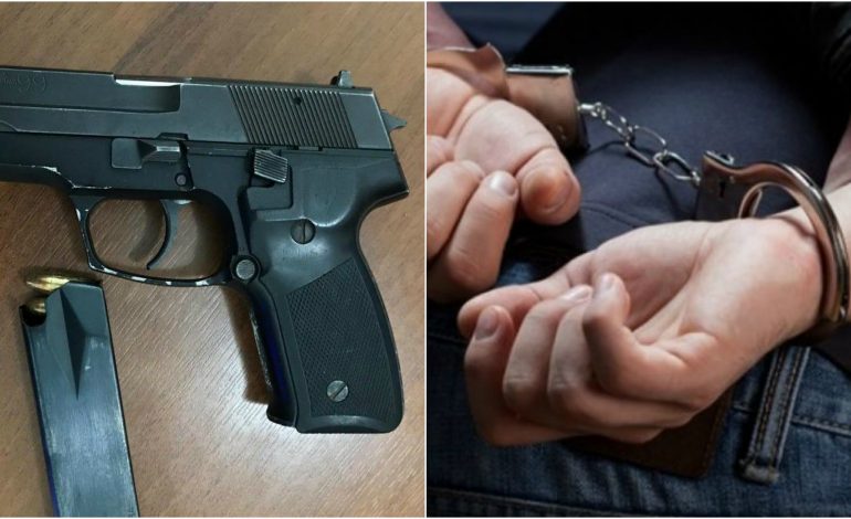 E FUNDIT/ I “forti” me armë në makinë, policia arreston 21 vjeçarin