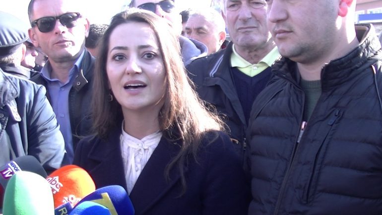 TUBIM I PALIGJSHËM DHE BLLOKIM RRUGE/ Shoqërohet nënkryetarja e Bashkisë Lezhë dhe 10 protestues