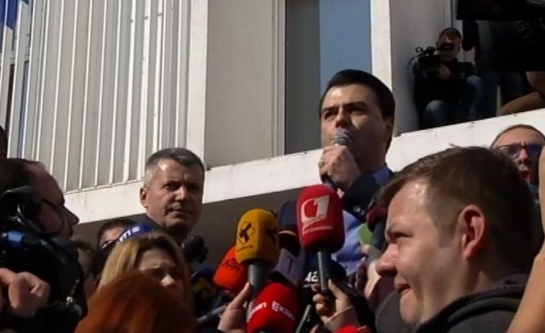 PROTESTA E OPOZITËS/ Ish-deputeti, Lulzim Basha nuk di himnin e flamurit (VIDEO)